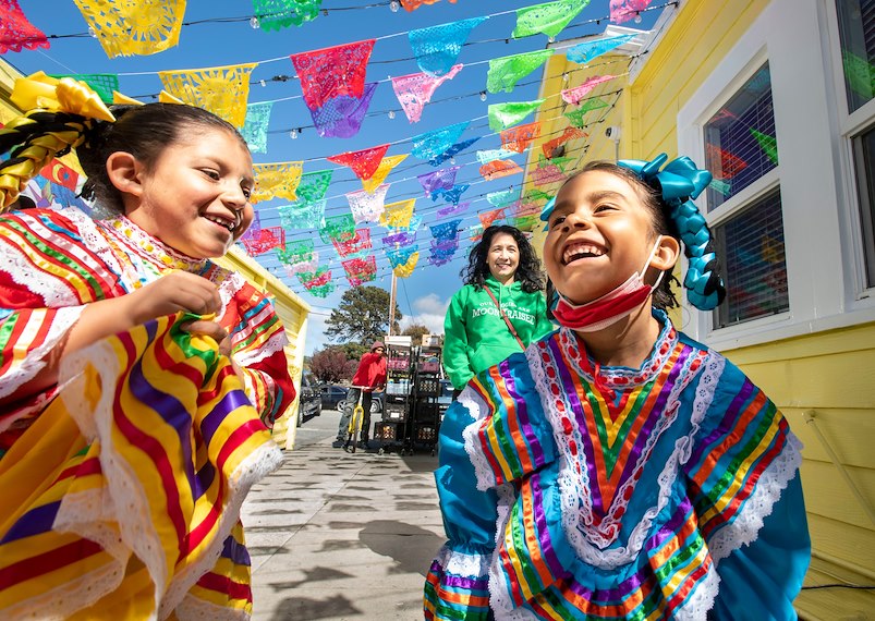 Ayudando Latinos a Soñar (ALAS)